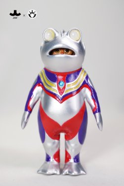 画像1: 偶蛙× JXK 16cm カエルの着ぐるみ 猫 ウルトラフロッグ ソフビ フィギュア OW03 *予約